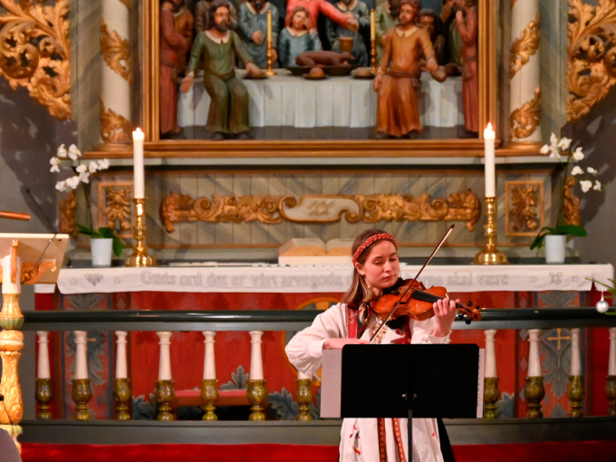 Fiolinisten Victoria Willumsen Lewis var blant solistene under julegudstjenesten i Asker. Foto: Sven Gj. Gjeruldsen, Det kongelige hoff